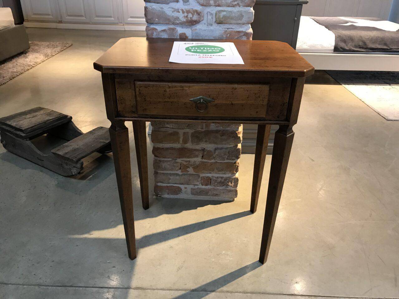 Tavolino porta telefono